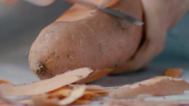 Detalj Sötpotatis Som Skalas Med Potatisskalare Slow Motion — Stockvideo