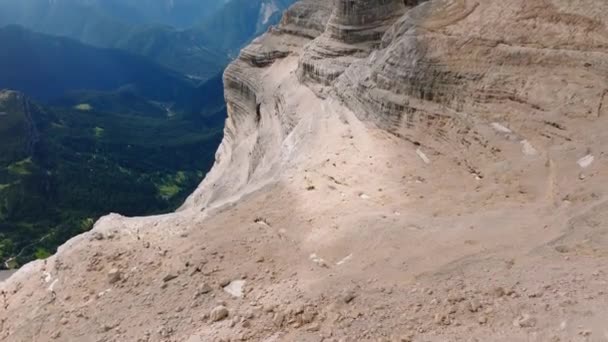 ドロマイトチェーンの背景とペルモ山の尾根の上昇軌道と空中前方ビュー イタリア — ストック動画