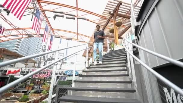 Genç Adam Şehrin Merdivenlerinden Aşağı Koşuyor — Stok video