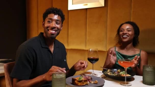Gösterişli Bir Randevuda Akşam Yemeği Yerken Alkışlayan Çift — Stok video