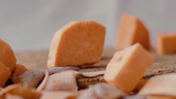 Långsam Rörelse Bitar Amerikansk Potatis Faller Bordet Runt Det Finns — Stockvideo