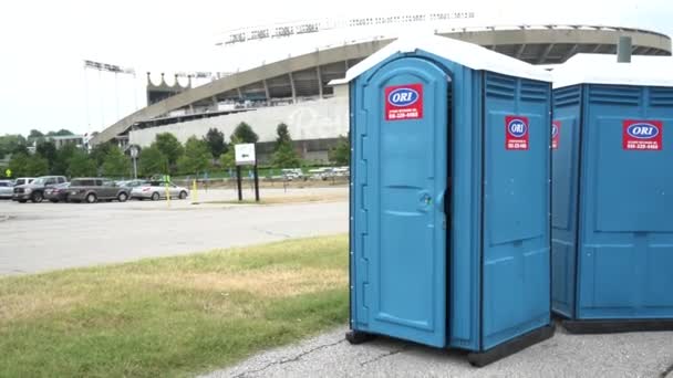 Homem Sai Porta Potty — Vídeo de Stock