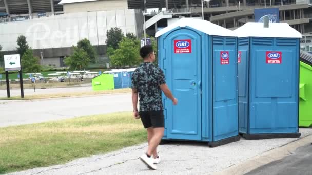 Homem Entra Porta Potty — Vídeo de Stock