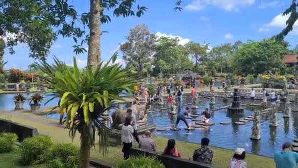 Tirta Gangga Ilha Bali Turismo Tirando Fotos Lago Jardins Reais — Vídeo de Stock