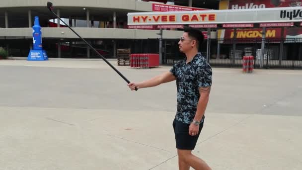 Homem Caminha Com Vara Selfie Frente Estádio — Vídeo de Stock