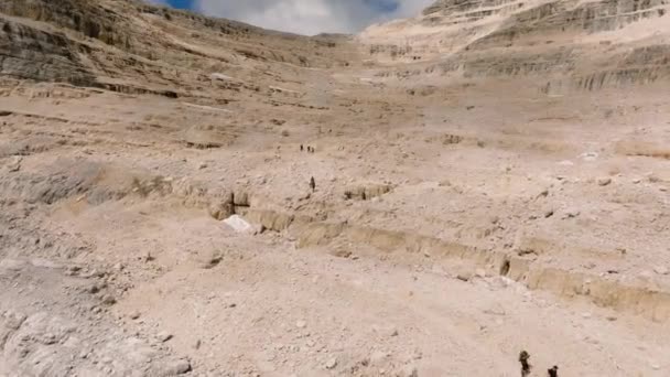 ペルモ山の中のハイカーのグループの降下軌道と空中前方ビュー 魅惑的な砂漠のイメージ イタリア — ストック動画
