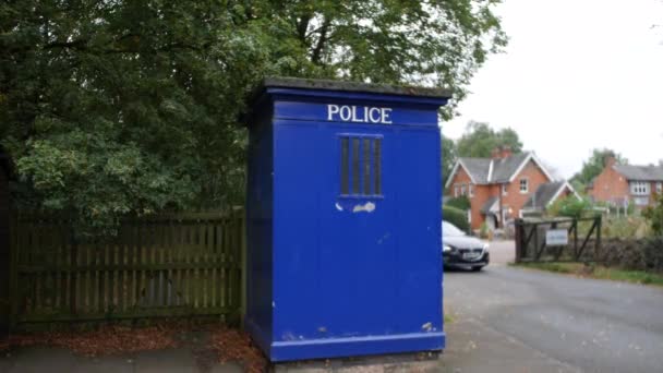 公園の入り口にいる医者のような青い英国の緊急警察の箱の庭 — ストック動画