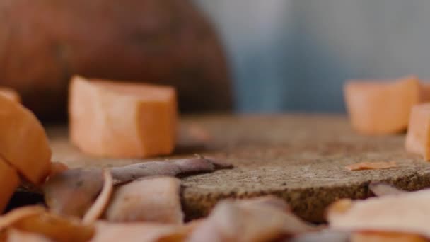 Куски Сладкого Картофеля Падают Разделочную Доску Замедленной Съемке Отскакивают Столе — стоковое видео