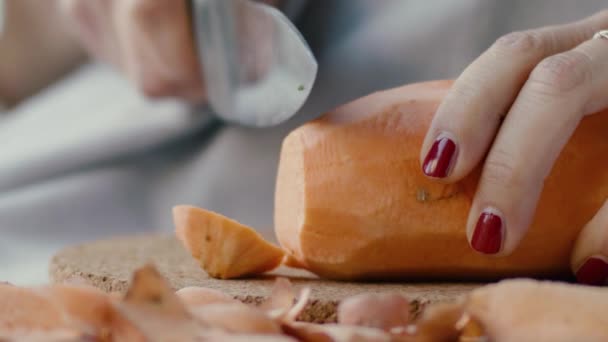 Detail Van Een Hand Die Een Hele Zoete Aardappel Snijdt — Stockvideo