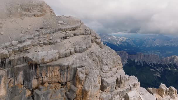 Αεροφωτογραφία Του Βράχου Του Όρους Πέλμο Αποκαλύπτοντας Στην Πίσω Πλευρά — Αρχείο Βίντεο