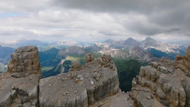 이탈리아의 만들어 뒤덮인 산봉우리들 과푸른 스키를 공중으로 운반하는 — 비디오