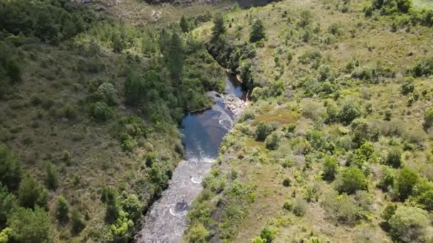 Rivière Cascade Dessus Une Vallée Vue Aérienne — Video