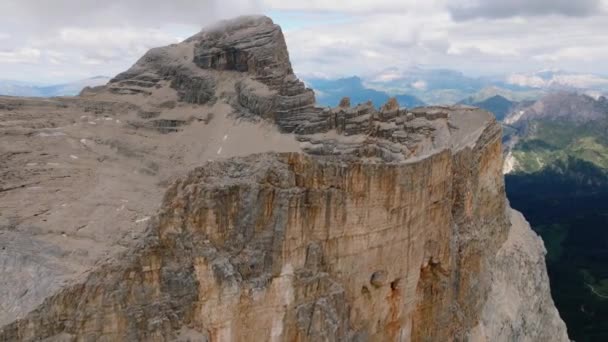 息をのむようなドローンは 曇った空の中 イタリアの有名なモンテ ペルモ山の後退ショット — ストック動画