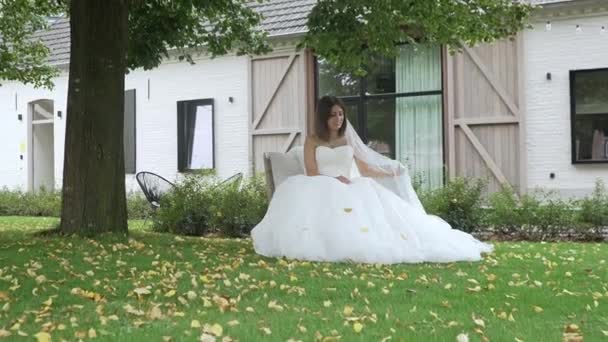 Bela Noiva Seu Vestido Noiva Sentado Jardim — Vídeo de Stock