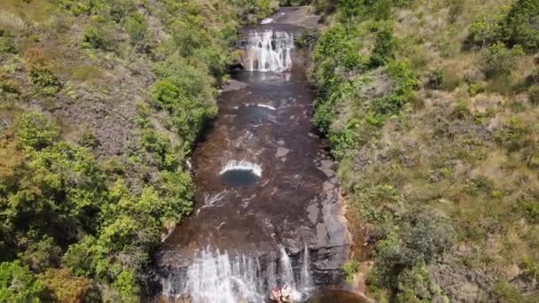 Pessoas Esfriando Cachoeira Visão Drone — Vídeo de Stock