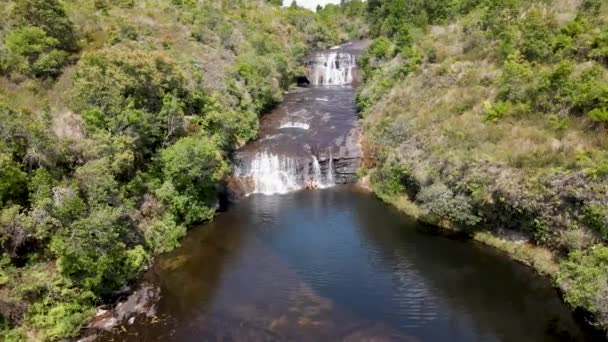 Rivier Met Watervallen Mensen Afkoelen — Stockvideo