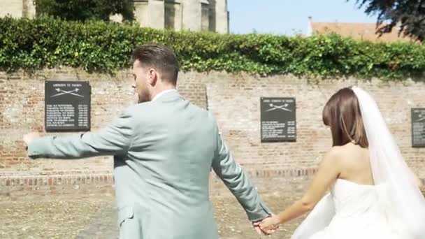 Mari Vérifiant Heure Sur Montre Chère Tout Marchant Avec Mariée — Video