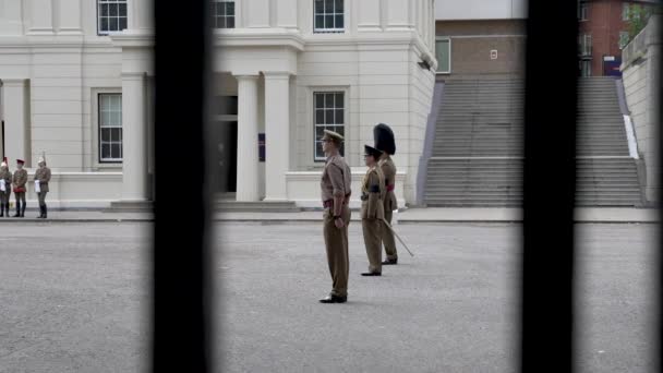 威灵顿营房救生员中的士兵们仍然在为伊丽莎白二世女王的葬礼队伍操练 慢动作 — 图库视频影像