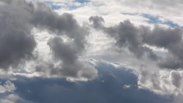 Szare Chmury Świetle Słonecznym Toczące Się Przeciwko Dramatycznemu Niebu Upływ — Wideo stockowe