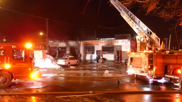 Bombeiros Trabalhando Fora Prédio Queimado Com Fumaça Saindo Dele Noite — Vídeo de Stock