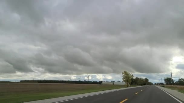 Conduire Sur Une Route Vers Une Tempête Certain Nombre Éoliennes — Video