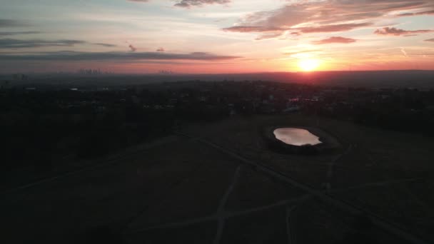 Luftaufnahme Die Sich Bei Sonnenaufgang Über Wimbledon Vorwärts Bewegt Mit — Stockvideo