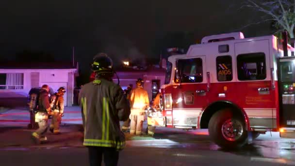 Sekelompok Pemadam Kebakaran Berkumpul Luar Rumah Yang Terbakar Malam Kanada — Stok Video