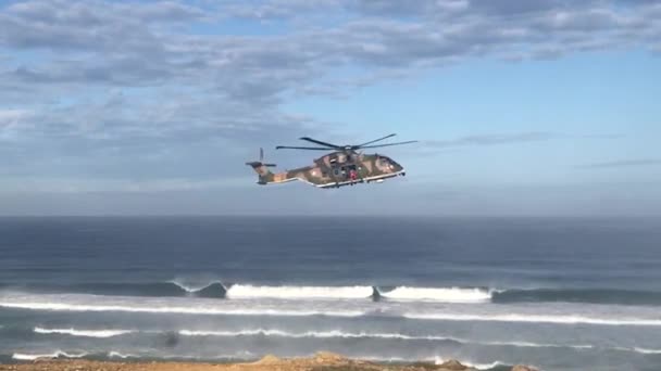 Extrémně Pomalý Letící Vrtulník Poblíž Oceánu Slunečného Dne Zachránit Pohřešovaného — Stock video