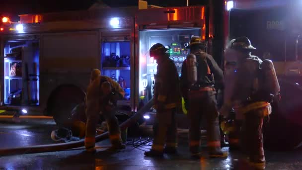 Uitzicht Brandweerlieden Naast Brandweerwagen Brandweerman Drinkt Water Uit Waterslang Zich — Stockvideo