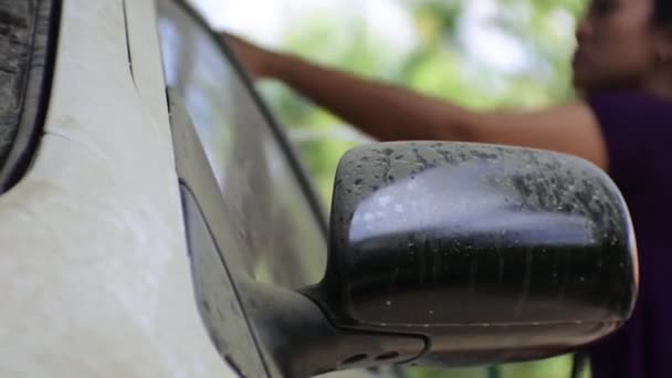 Lavando Parabrisas Sucio Del Coche Con Una Manguera Agua Corriente — Vídeo de stock