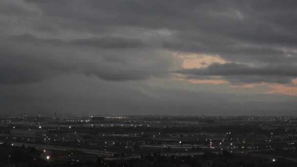 Yoğun Kentsel Şehirde Gün Batımından Sonra Karanlık Zaman Aralığı Alacakaranlık — Stok video