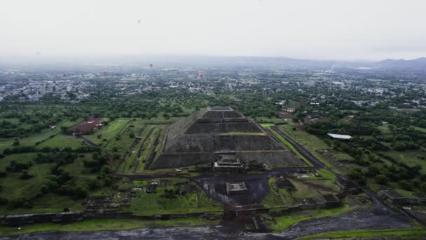 Αεροφωτογραφία Γύρω Από Την Πυραμίδα Του Ήλιου Σκοτεινή Ομιχλώδης Μέρα — Αρχείο Βίντεο