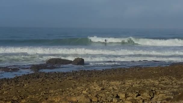 Professional Surfer Coxos Point Break Ericeira Ідеальний Ствол Великі Клаптики — стокове відео