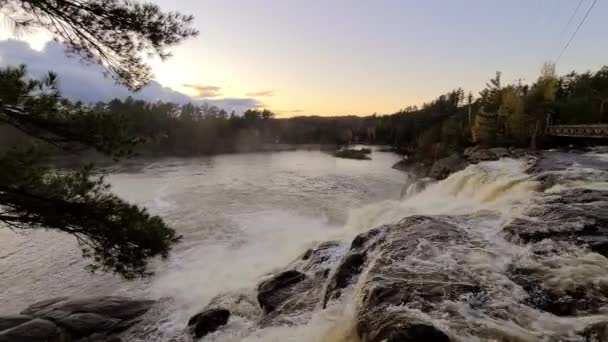 Tramonto Arancione Dorato Fiume Impetuoso Cascata Nebbiosa High Falls Ontario — Video Stock