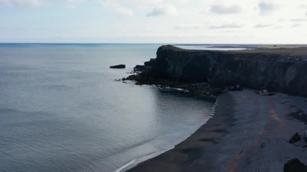 Ακτή Στην Ισλανδία Μια Γυναίκα Περπατά Προς Αυτήν — Αρχείο Βίντεο