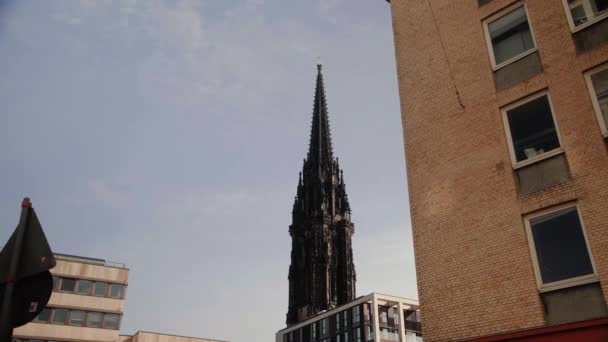 Hamburgo Alemania Nikolai Memorial Church Día Soleado Verano Edificios Primer — Vídeo de stock