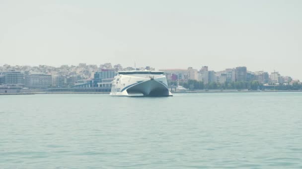 Elegantes Maniobras Ferry Catamarán Dentro Del Puerto Del Pireo — Vídeos de Stock