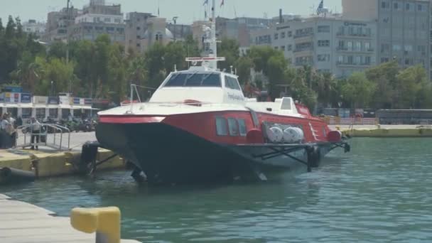 Vliegende Dolfijnenveerboot Afgemeerd Piraeus Haven Breed Schot — Stockvideo