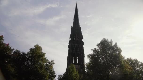 德国汉堡圣尼古拉纪念教堂夏季阳光灿烂 — 图库视频影像