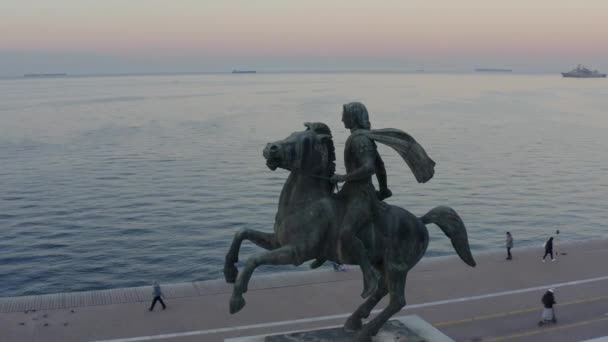 テッサロニキのアレキサンダー大王像 低と近いショット — ストック動画