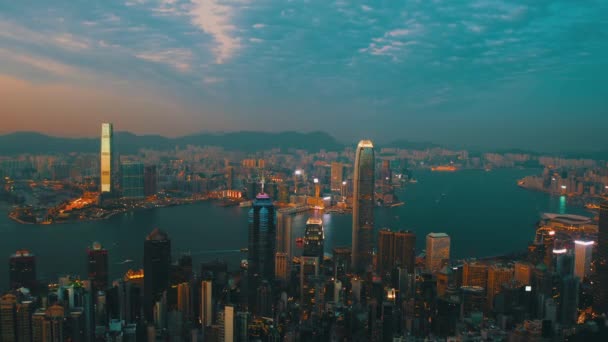 夜の香港湾の前方へのドローンショットは 都市とボートのトラフィックの富の程度を示す — ストック動画