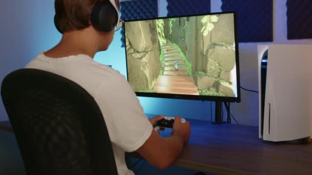 Playstation Gece Rgb Led Odasında Ps5 Kumandalı Kulaklıklı Bir Çocuk — Stok video