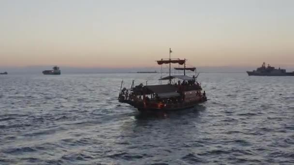 夕暮れ時にテッサロニキギリシャのトリレム 伝統的なギリシャ船 — ストック動画