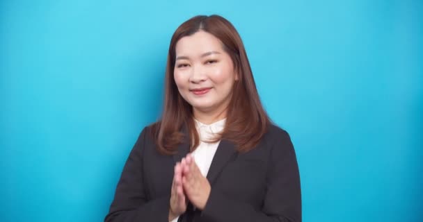 Piękna Tajlandzka Bizneswoman Czarnym Garniturze Gości Sawadee Uśmiechem Niebieskim Tle — Wideo stockowe