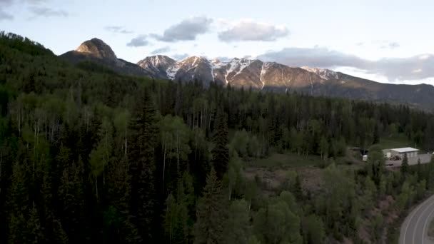 Colorado Montanhas Rochosas Com Clareira Florestal Moinho Madeira Tiro Sobrevoo — Vídeo de Stock