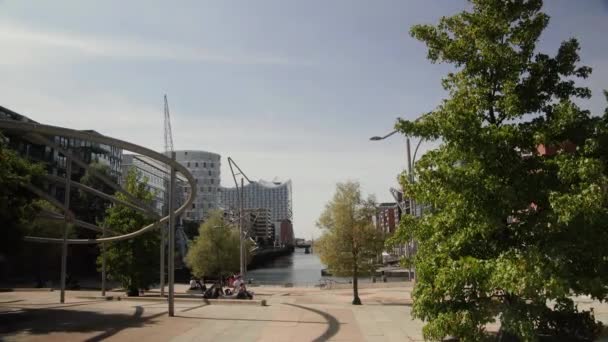 Ludzie Relaksujący Się Schodach Magellan Dzielnicy Modern Harbour City Hamburgu — Wideo stockowe