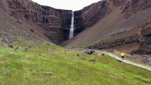Frau Fuß Einem Wasserfall Island — Stockvideo