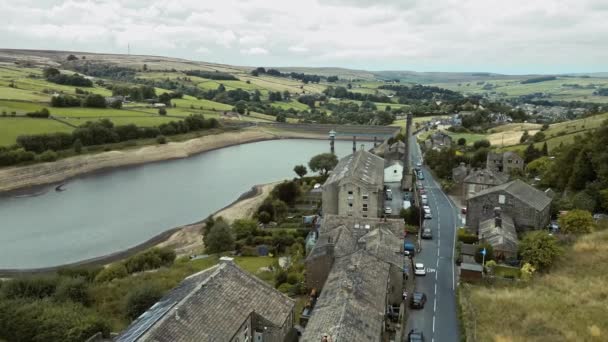 Batı Yorkshire Köyü Nün Kırsal Kesimlerinde Bir Değirmen Bacası Olan — Stok video