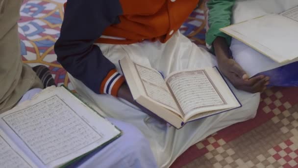 イスラム教徒の少年たちのトップビュー 自宅でコーランを読む — ストック動画