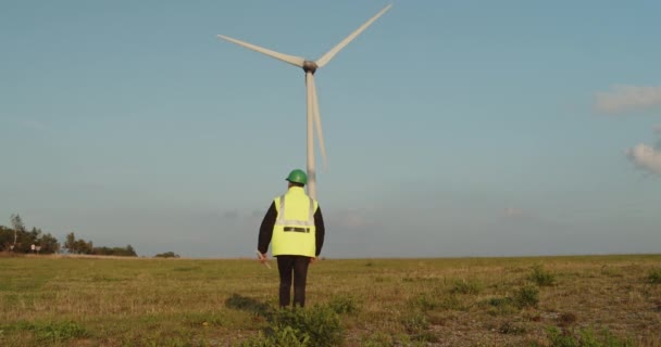 Technik Nebo Inženýr Helmě Reflexní Vestě Kráčí Větrné Turbíně Ruce — Stock video